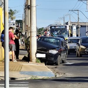 Motorista tem mal súbito e colide contra poste em São Carlos