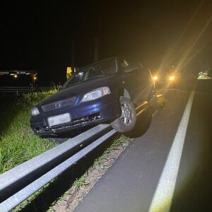 Motorista avança sobre guard-rail na SP-318 após perder controle do veículo