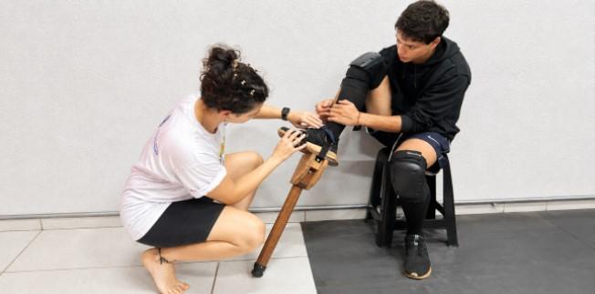 Oficina de perna de pau convida público a aprender técnicas circenses em Araraquara
