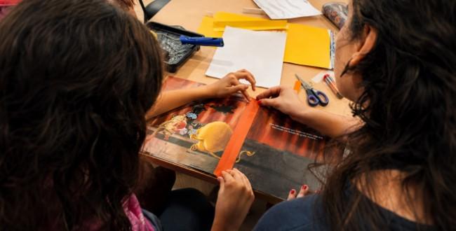 Oficina ensina técnicas de reparo e conservação de livros durante feira de troca em Araraquara
