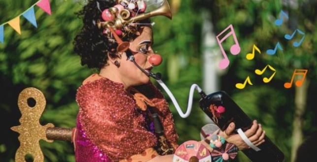 Palhaça Tetê Purezempla leva música, humor e interação ao público em Araraquara