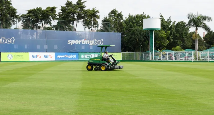 Palmeiras atualiza gramado da Academia para padrão FIFA