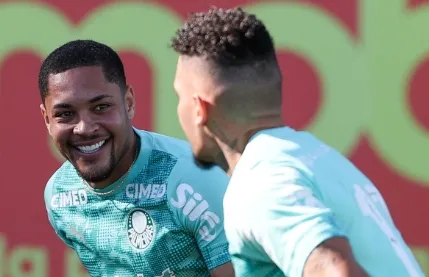 Palmeiras intensifica treinos e prioriza retorno de Vitor Roque