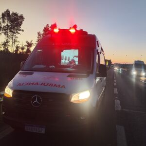 Pedestre ferido na Rodovia Washington Luís em São Carlos após colisão com retrovisor de van