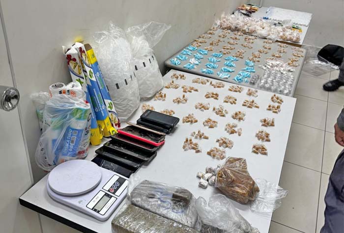 Polícia Militar desarticula 'casa bomba' e detém casal por tráfico de drogas no bairro Hortências