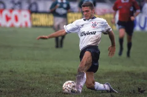 A trajetória de Zé Elias, o volante que marcou época no Corinthians