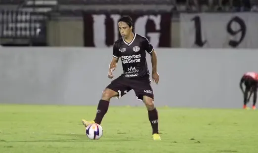 Ricardinho alcança a marca de 100 jogos pela Ferroviária e recebe homenagem