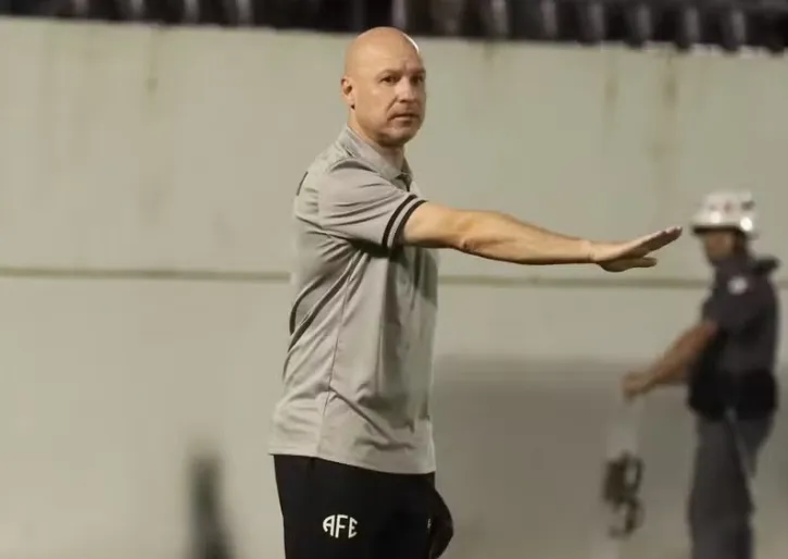 Rogério Corrêa lamenta chances perdidas em empate da Ferroviária