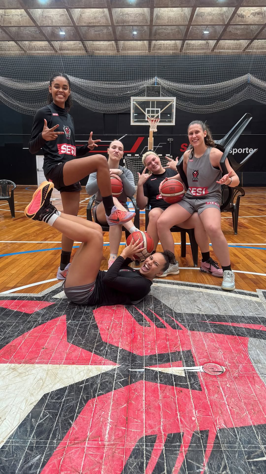 Desafio de <strong>basquete</strong> testa precisão de <strong>atletas</strong> em jogo de 3 pontos