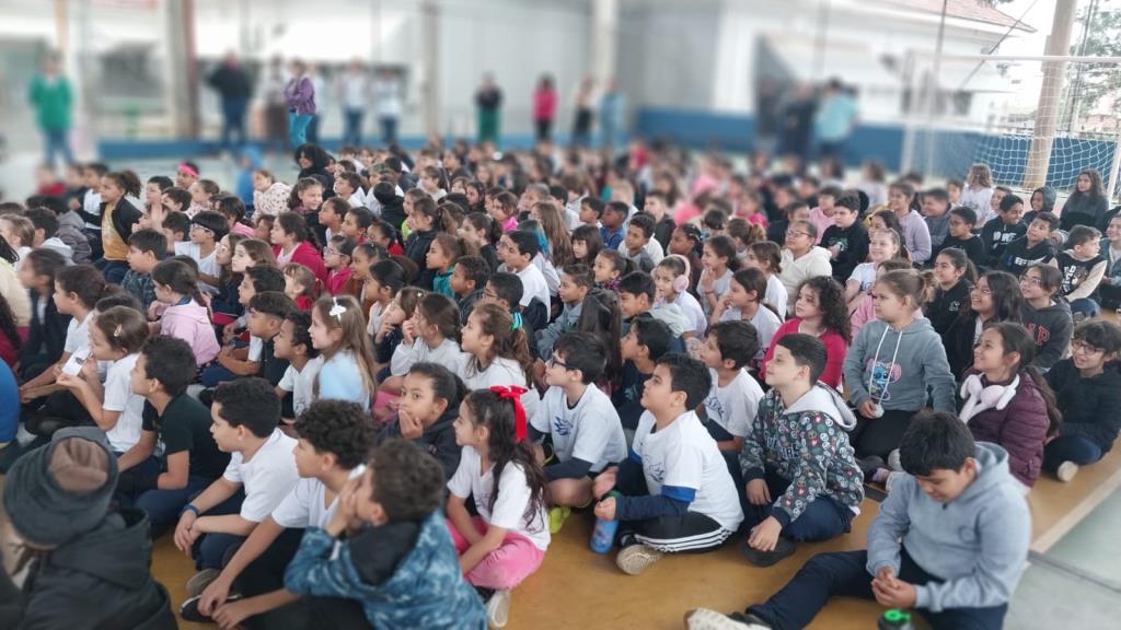 Polícia Militar leva conscientização de trânsito a mais de mil alunos em Araraquara com teatro de fantoches