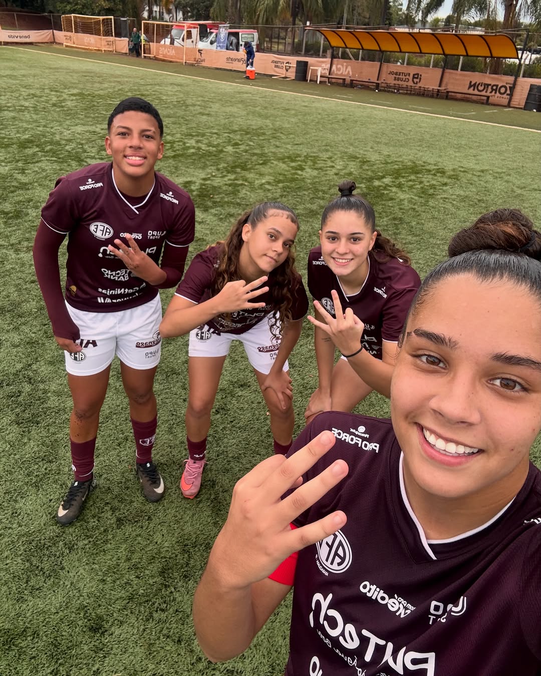 Guerreirinhas do futebol feminino Sub-17 celebram grande exibição com selfies
