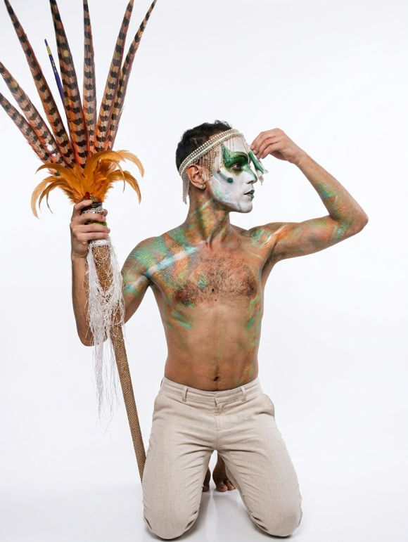 Performance “Desmonte Camaleão”, inspirada em Ney Matogrosso, explora a identidade humana na SLAMC