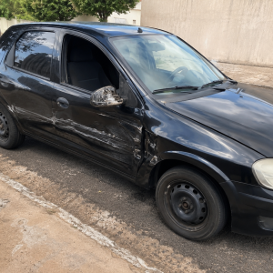 Veículo estacionado em São Carlos é danificado em acidente com fuga no Azulville