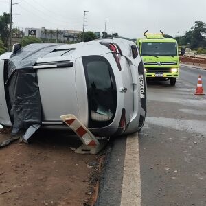 Veículo tomba na Rodovia Washington Luís após aquaplanagem
