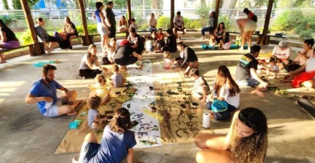 “Vivências de Quintal” convida crianças para experiências com tintas naturais em Araraquara