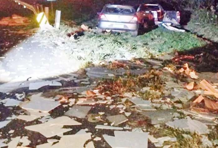 Acidente na Washington Luís deixa motorista ferido e espalha carga na pista