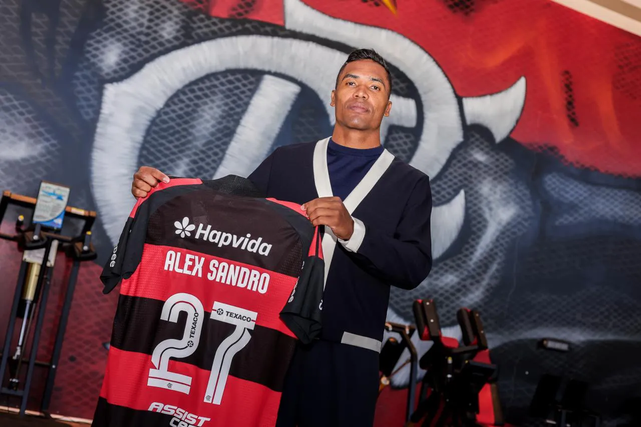 Alex Sandro estende vínculo com o Flamengo até 2027, garantindo permanência no clube