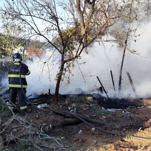 Barraco de madeira é consumido por incêndio no Antenor Garcia, em São Carlos