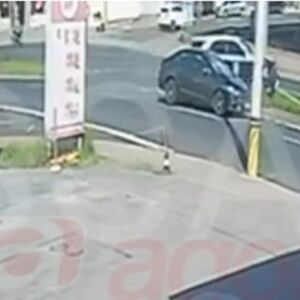 Câmera de segurança flagra acidente com viatura da Polícia Civil em São Carlos