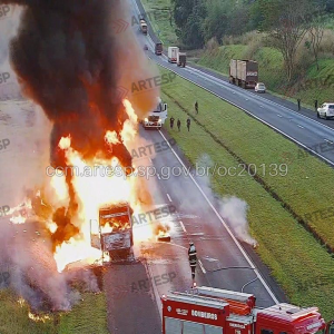 Caminhão em chamas causa interdição na Washington Luís em Pindorama