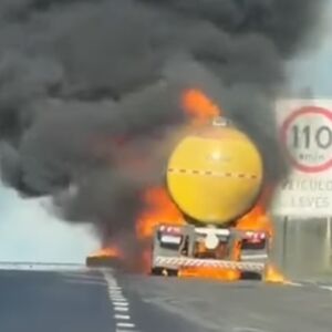 Incêndio atinge carreta na Rodovia Washington Luís em Ibaté