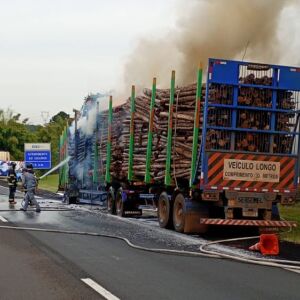 Incêndio em carreta interdita a Rodovia Washington Luís em Itirapina
