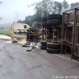 Carreta tomba na Washington Luís (SP-310) após desvio em meio à neblina