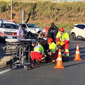 Acidente com triciclo elétrico deixa mulher ferida em rotatória de acesso à Rodovia Washington Luís, em São Carlos