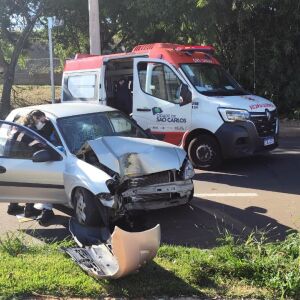 Acidente em São Carlos deixa duas pessoas feridas após colisão contra poste