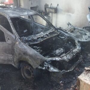 Incêndio atinge veículo em garagem de residência em São Carlos