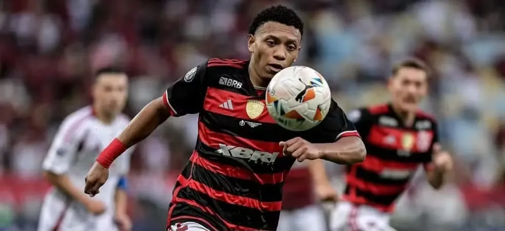 Porto manifesta interesse em Daniel Sales, lateral do Flamengo