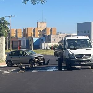 Colisão entre carro e caminhão no bairro Vila Isabel, em São Carlos