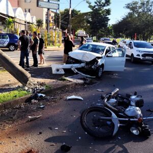Grave acidente em São Carlos com carro e moto derruba poste e deixa feridas