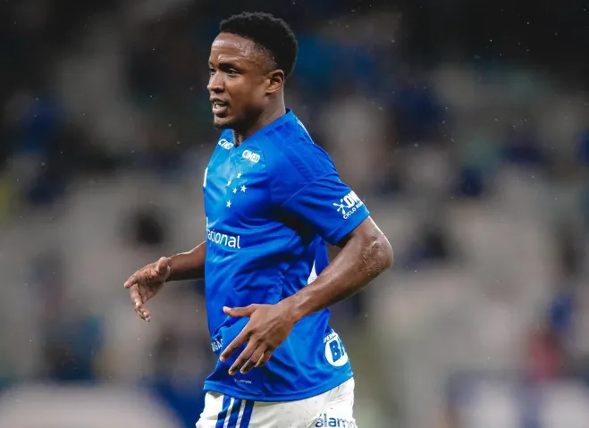 Atacante colombiano do Cruzeiro sofre lesão grave e opera na Finlândia