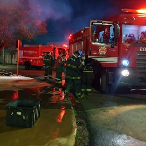 Curto-circuito em baterias mobiliza Corpo de Bombeiros no Jardim São Paulo