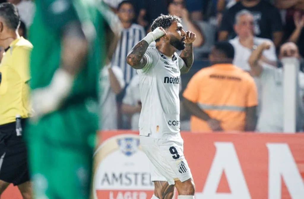 Cuca demonstra preocupação com a defesa do Santos e sai em defesa de Neymar