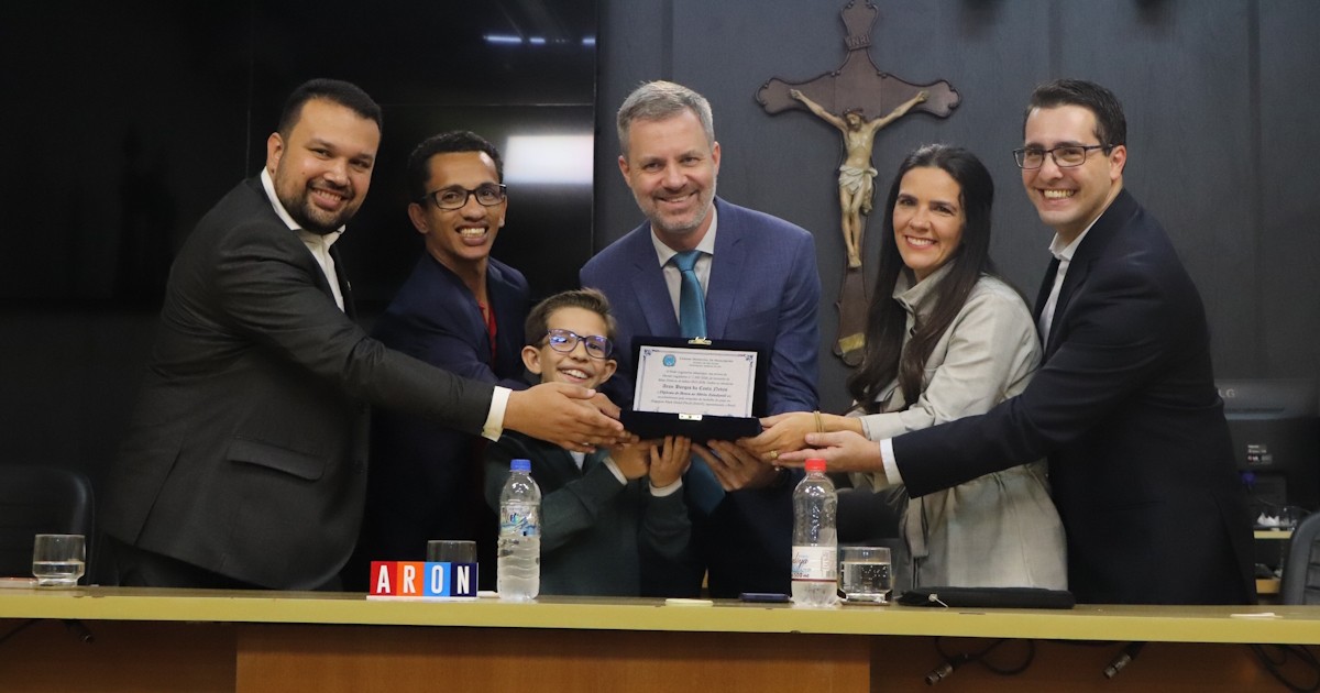 Jovem Aron Borges da Costa Neves recebe Diploma de Honra ao Mérito Estudantil