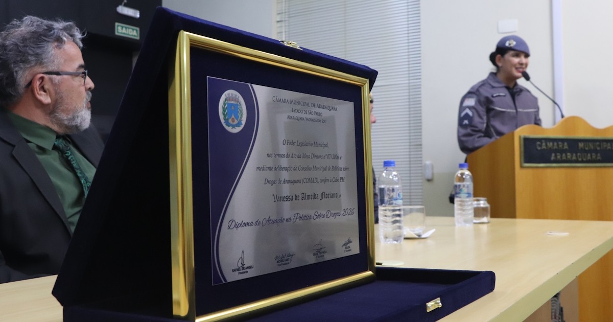 Cabo PM Vanessa Floriano recebe diploma por Política sobre Drogas