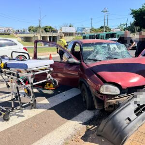 Acidente na Praça Itália deixa dois feridos após colisão com poste