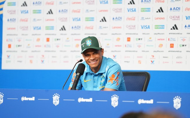 Douglas Santos explica estilo de jogo que conquistou Carlo Ancelotti na Seleção Brasileira