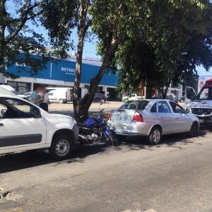 Acidente em São Carlos: engavetamento com moto deixa motociclista ferido