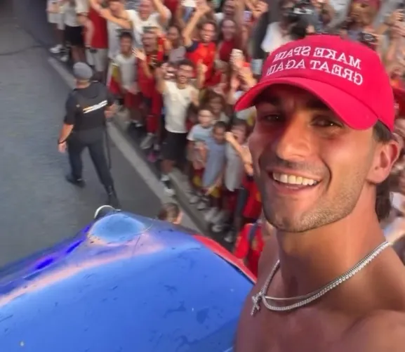 Ferran Torres celebra título com boné de slogan político e viraliza