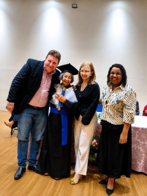Formatura da EJA em Araraquara celebra o aprendizado sem idade limite