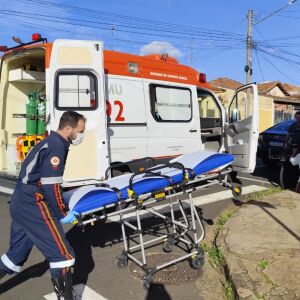 Idoso de 75 anos sofre ferimentos após queda de bicicleta motorizada em buraco