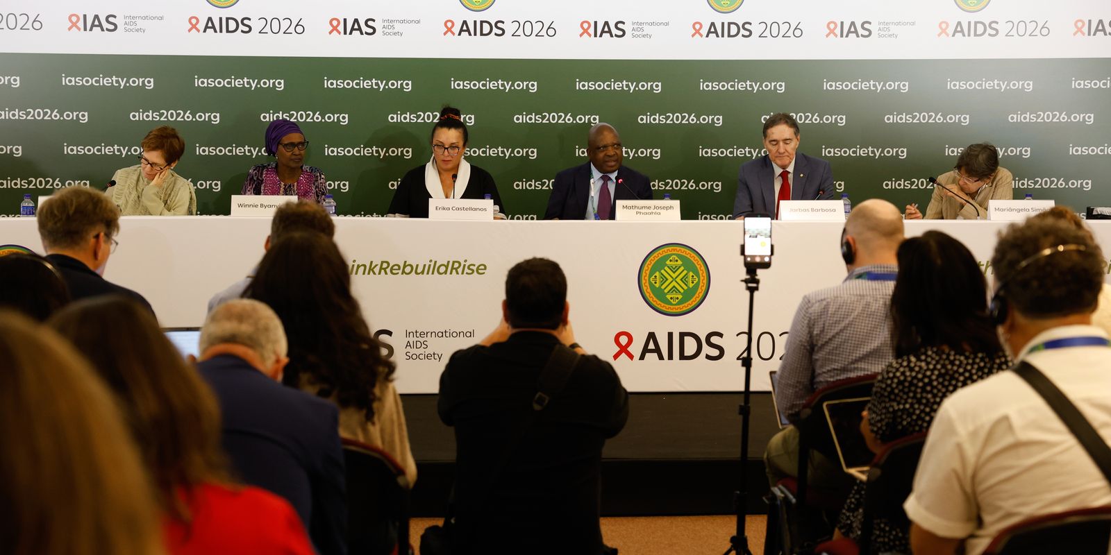 Infecções por HIV caem no mundo, mas corte de recursos ameaça avanços
