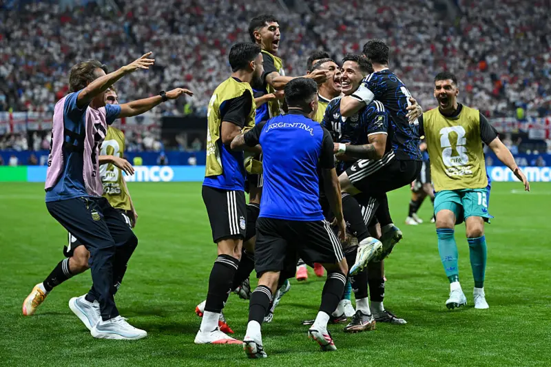 Argentina vira sobre a Inglaterra e avança à final da Copa do Mundo