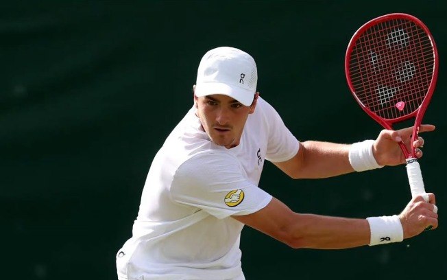 João Fonseca encara Roman Safiullin em busca de melhor campanha em Wimbledon