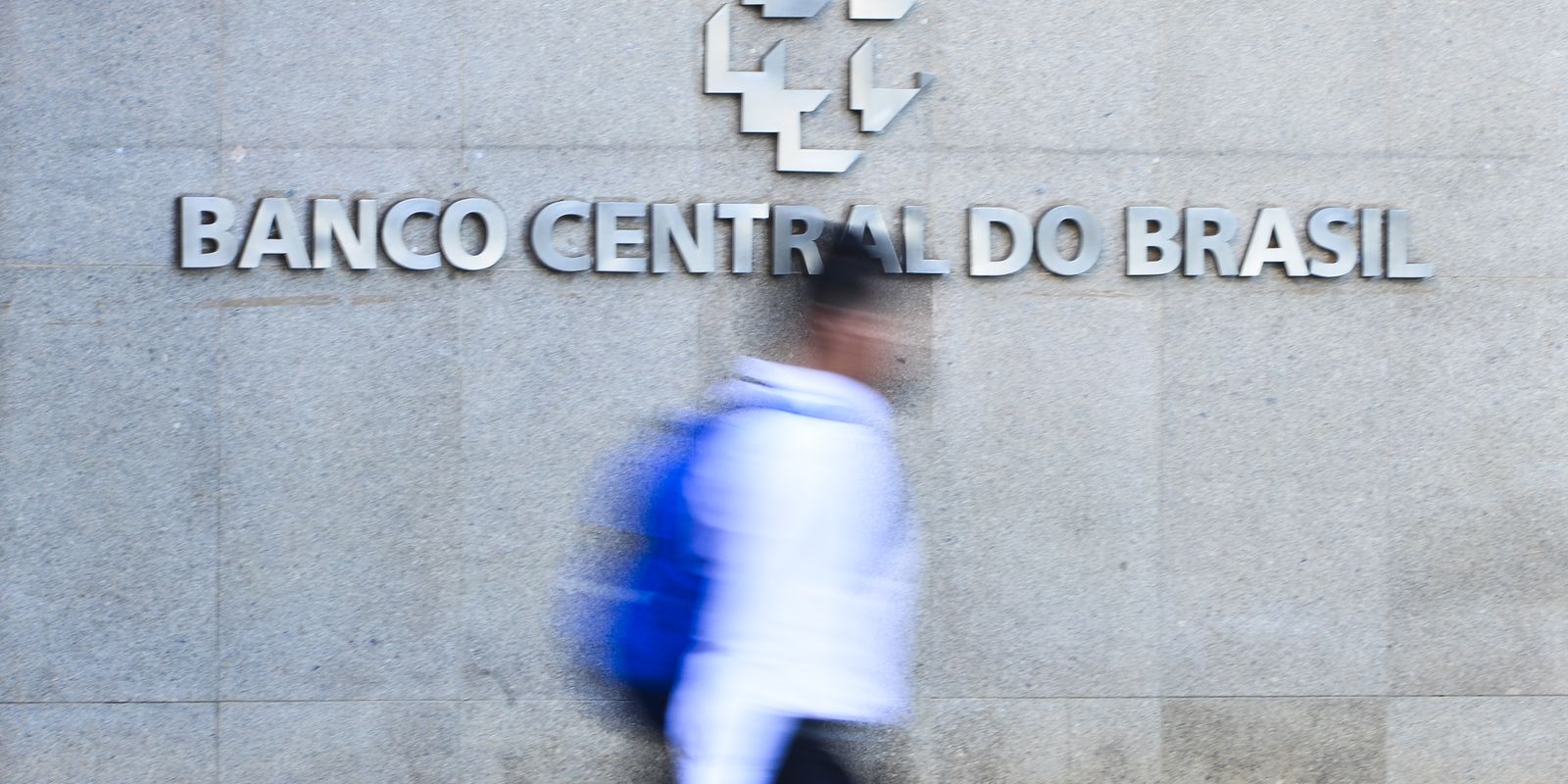 Juros das famílias sobem e chegam a 64% ao ano, revela Banco Central