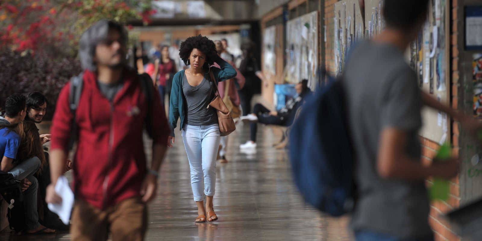 Mais da metade dos estudantes com filhos já enfrentou o abandono de curso devido aos cuidados com a prole
