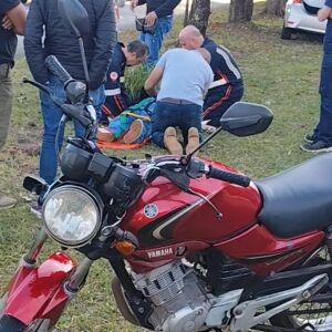 Jovem motociclista de 19 anos sofre ferimentos após colisão na traseira de carro em São Carlos